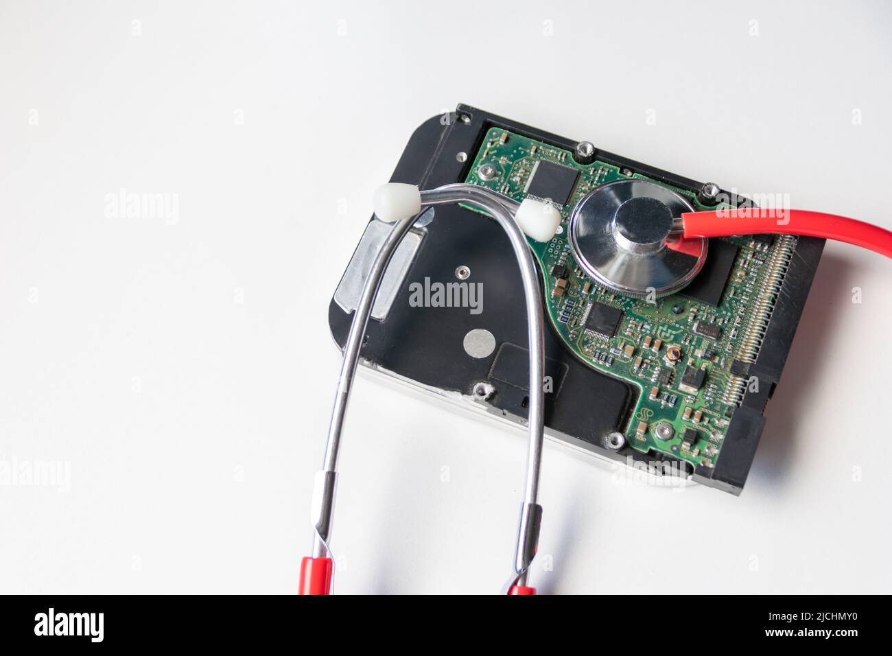 Lo stetoscopio rosso con unità disco rigido interna hdd contiene record di stato e dati paziente sensibili con controllo medico hardware e violazione dei dati di riposo Foto Stock