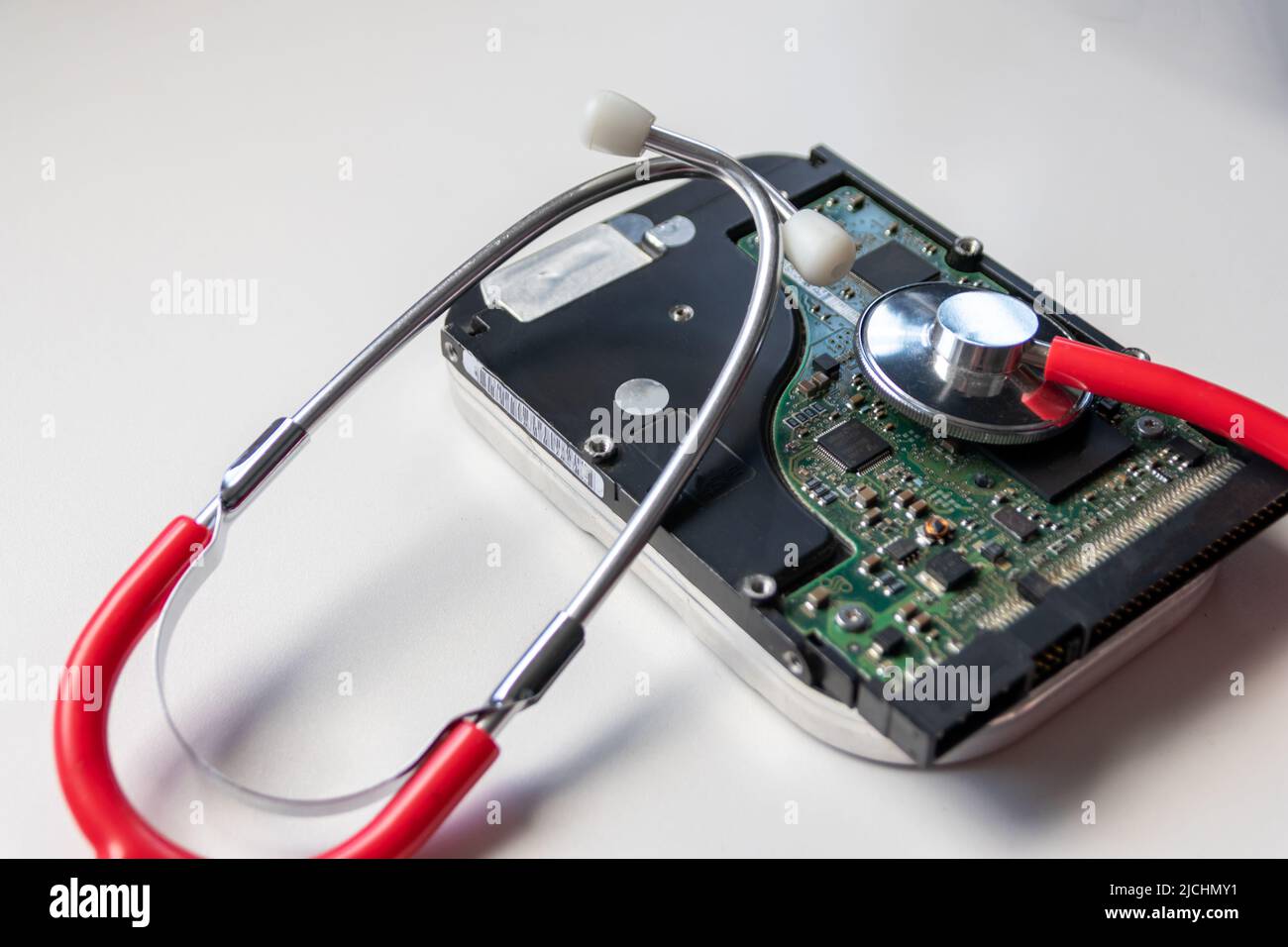 Lo stetoscopio rosso con unità disco rigido interna hdd contiene record di stato e dati paziente sensibili con controllo medico hardware e violazione dei dati di riposo Foto Stock
