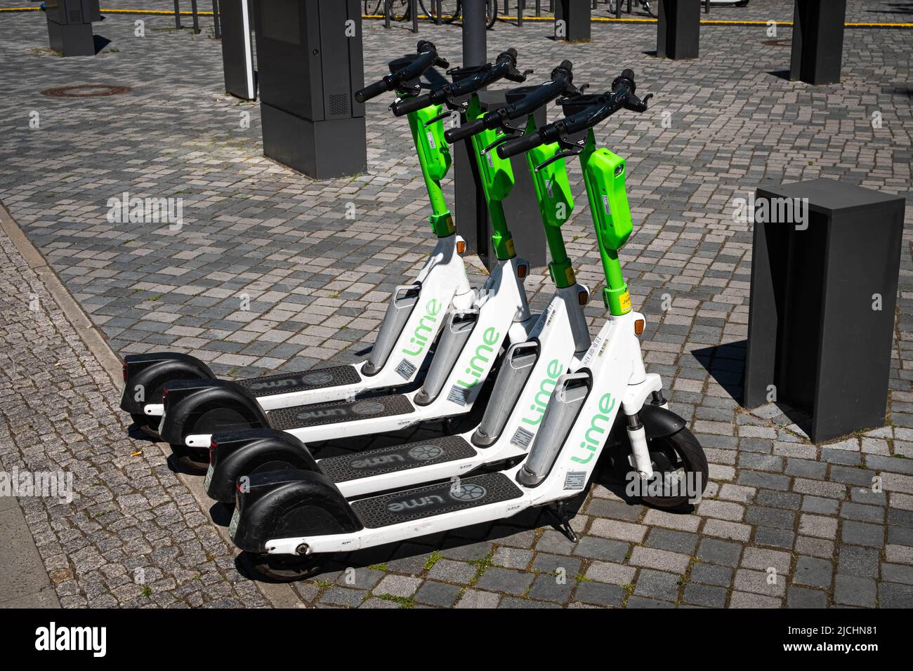 Berlino, Germania - Giugno, 2022: Gruppo di scooter elettrico della società Lime Foto Stock