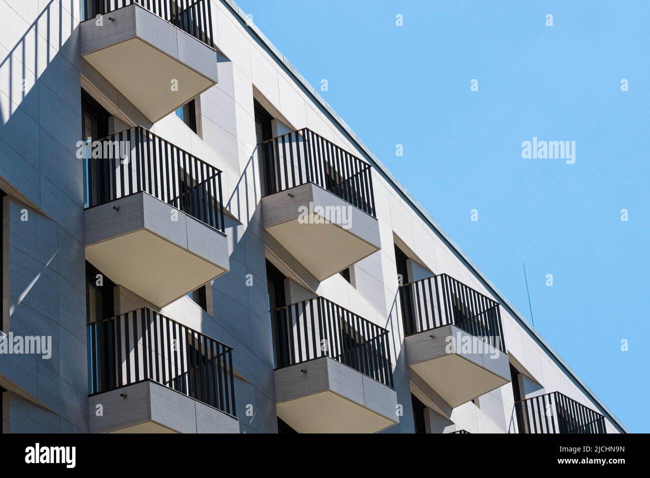 balconi sulla facciata dell'edificio di appartamenti, immobile residenziale Foto Stock
