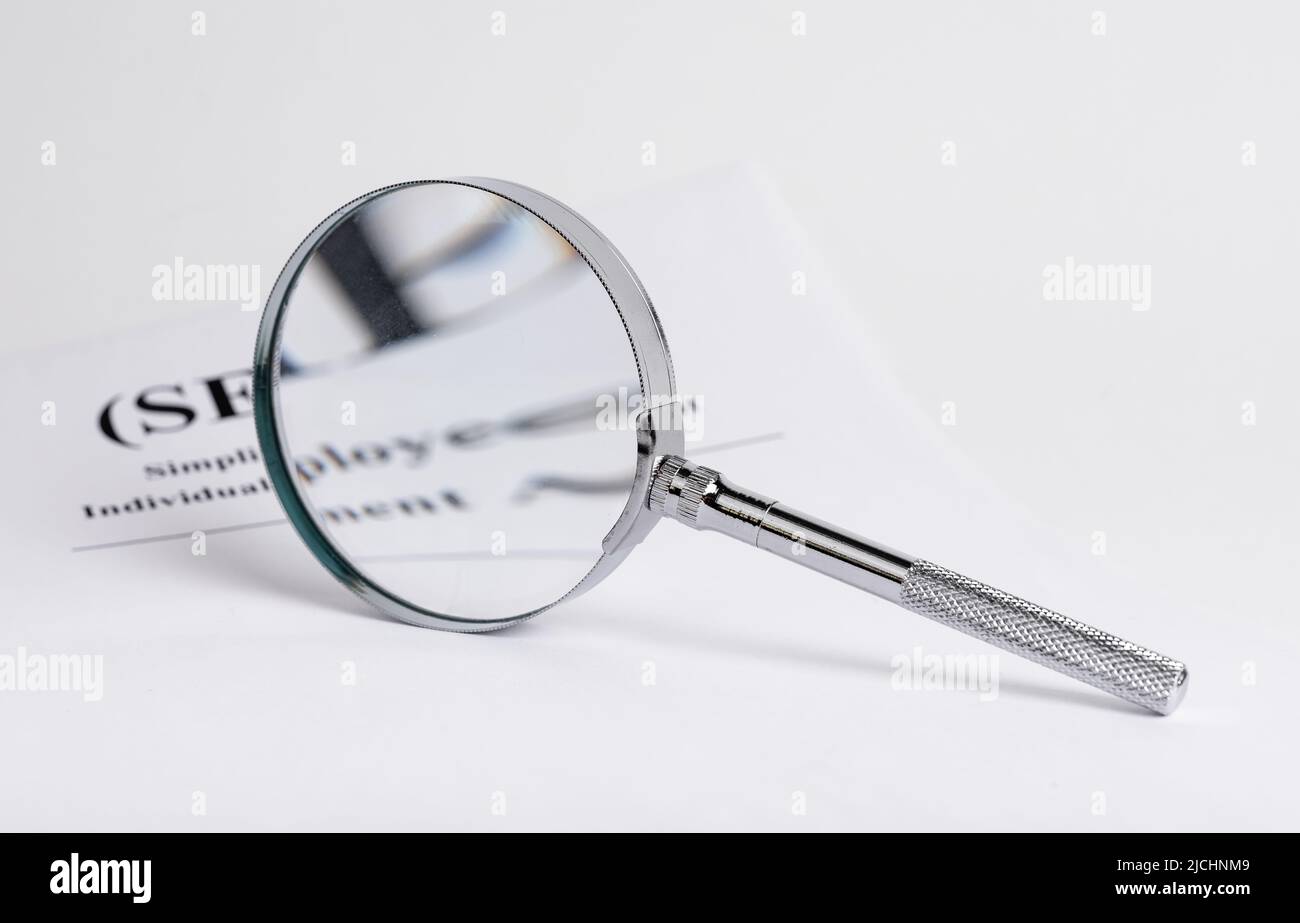 Ricerca aziendale astratta con documenti finanziari e lente d'ingrandimento. Foto di alta qualità Foto Stock