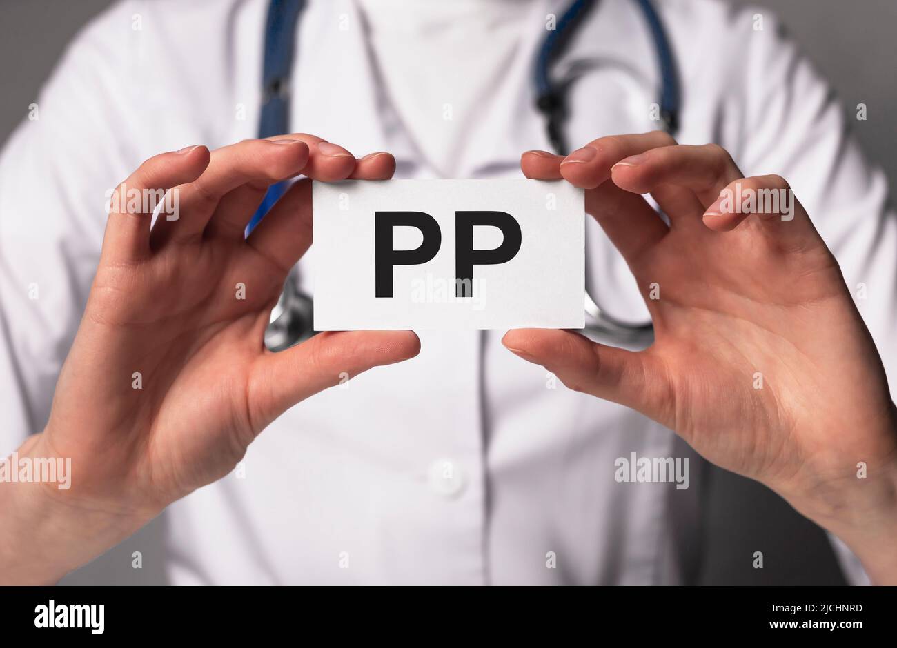 PP vitamina, parola acronimi sulla carta in mani. Foto di alta qualità Foto Stock