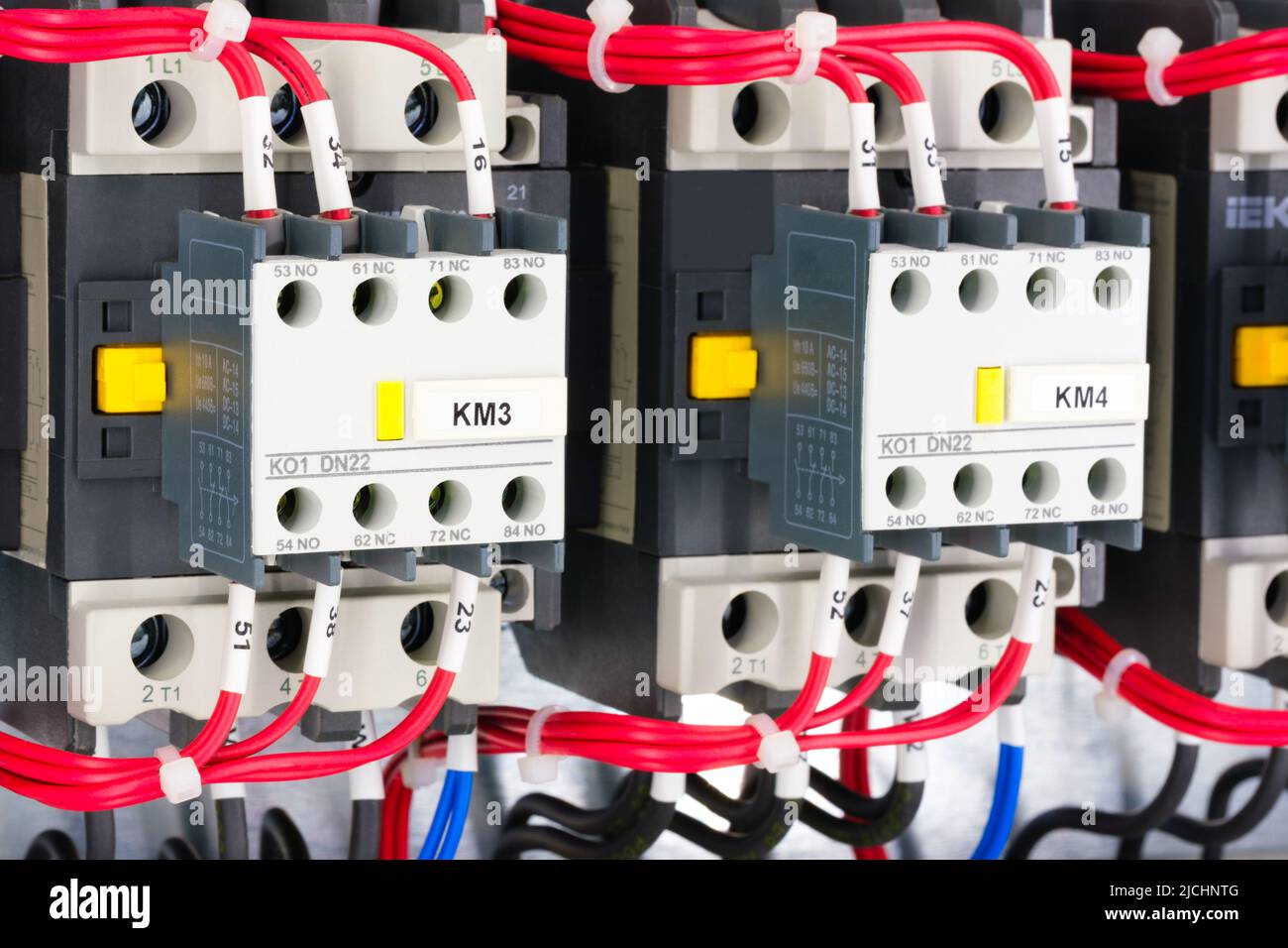 nuovo sistema automatizzato di alimentazione elettrica e distribuzione. Scatole elettriche con apparecchiature ad alta tensione. Lo schema di alimentazione dell'energia elettrica Th Foto Stock