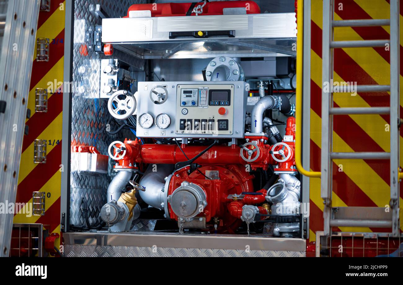 La parte posteriore del camion dei pompieri. Valvole e tubi antincendio Foto Stock