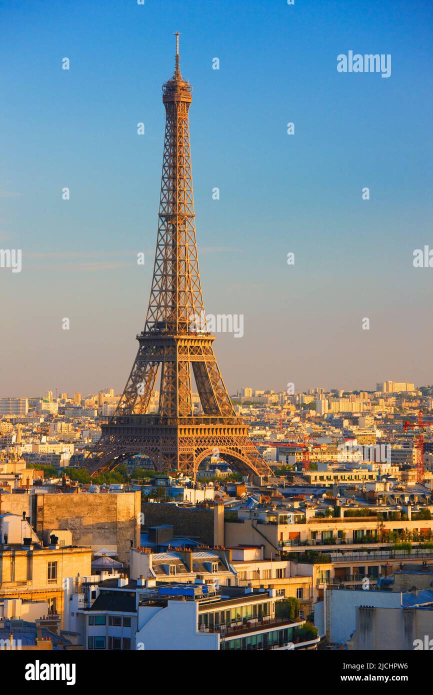 Paesaggio urbano di Parigi con Torre Eiffel al tramonto, Ile-de-France, Francia Foto Stock