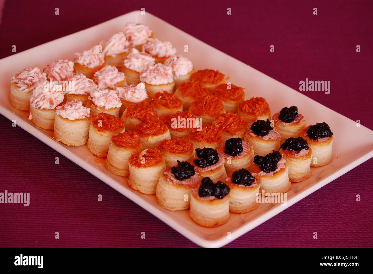 Antipasti assortiti, dolci con tre farcitura diverse, salmone e formaggio, majorcan sobrasada e caviale. Interno Foto Stock