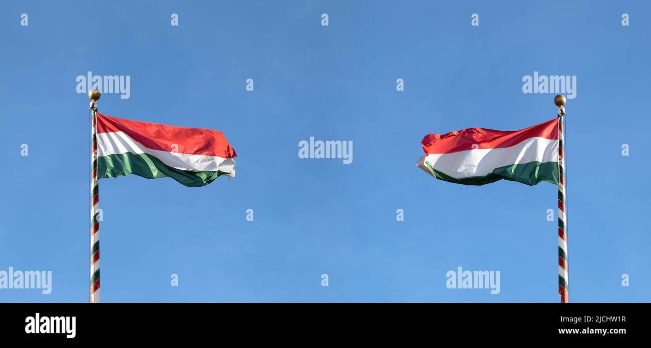 Bandiera ungherese o bandiera ungherese dell'Ungheria che sventola contro il cielo blu, vista panoramica Foto Stock