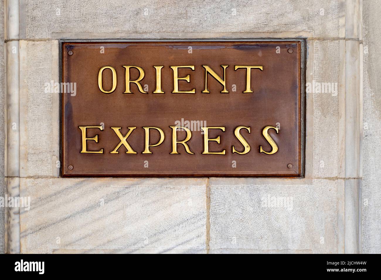 ISTANBUL - GIUGNO 10: Cartello con scritto Orient Express su un muro della stazione ferroviaria Sirkeci di Istanbul, Giugno 10. 2022 in Turchia Foto Stock
