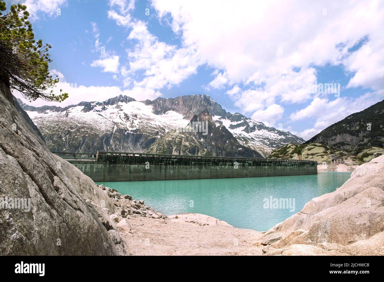 Alpi montagne bellissimo paesaggio con lago d'acqua turchese e paesaggistico tazze di pino. Alta montagna natura e vista sulla diga del lago di Gelmer serbatoio, su Foto Stock