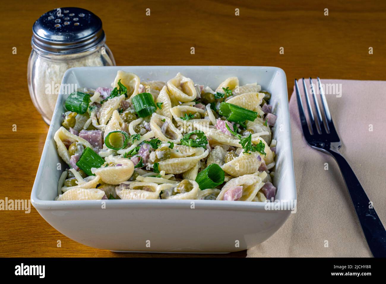 insalata di conchiglie con prosciutto e piselli con cipolle verdi e prezzemolo, Foto Stock
