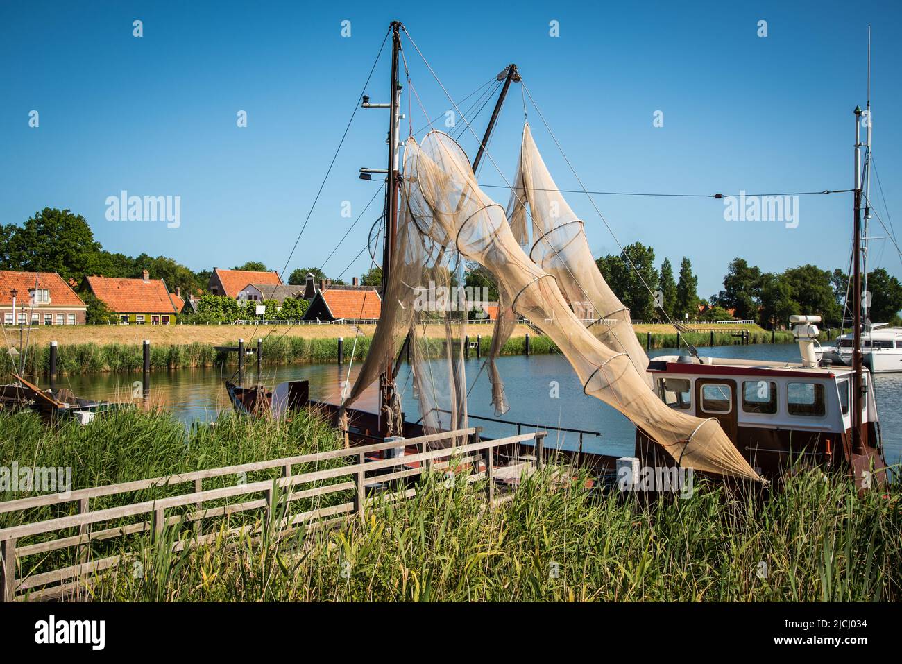 Enkhuizen, Paesi Bassi, giugno 2022. Barche da pesca tradizionali e reti che si fermano all'asciutto al Museo Zuiderzee di Enkhuizen. Foto di alta qualità. SEL Foto Stock