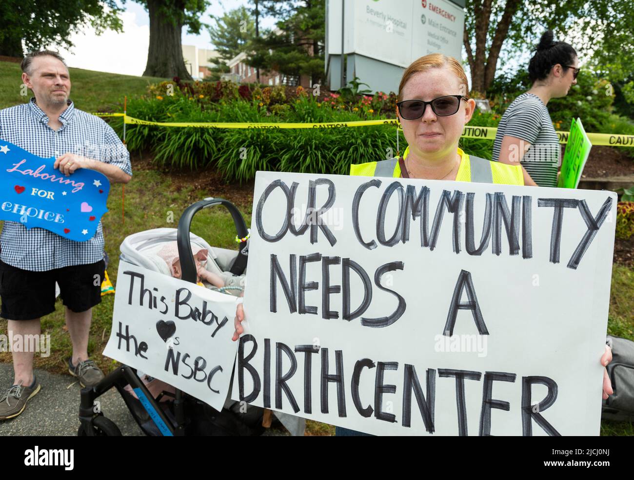 Giugno 13, 2022. Beverly, ma. I residenti protestano contro la chiusura del North Shore Birth Center al Beverly Hospital. Decine di manifestanti si sono riuniti fuori da Beverly Hos Foto Stock