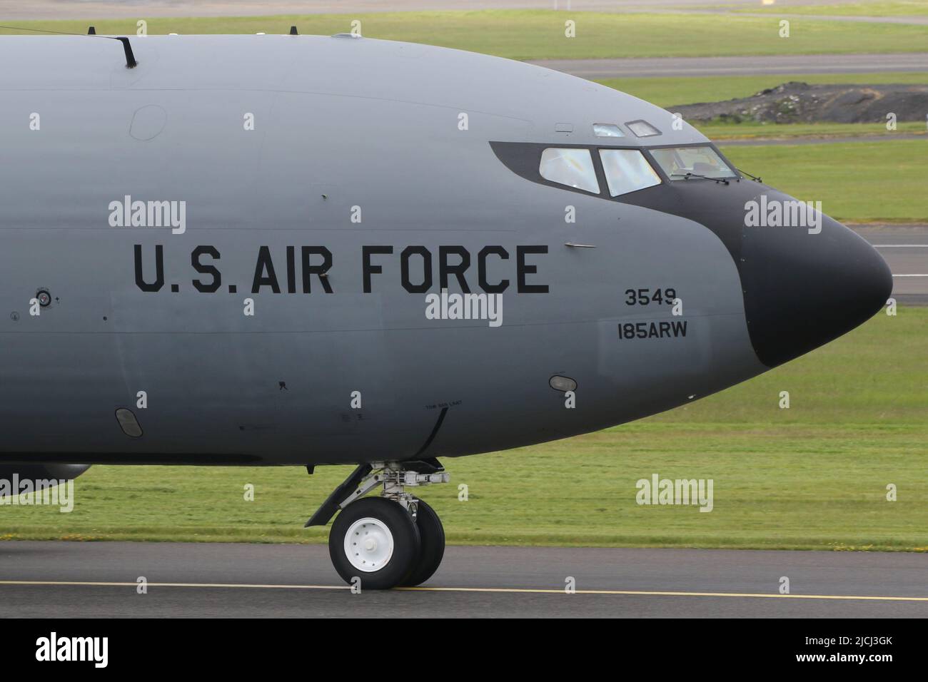 62-3549, un Boeing KC-135R Stratotanker gestito dalla Air Refuging Wing 185th della Iowa Air National Guard, United States Air Force, con partenza dall'aeroporto internazionale di Prestwick in Ayrshire, Scozia. Il velivolo supportava 10 Fairchild Republic A-10C Thunderbolt IIS mentre tornavano negli Stati Uniti, dopo aver partecipato alla risposta di Exercise Swift. Foto Stock