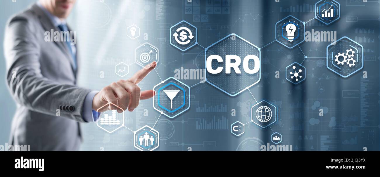 Ottimizzazione del tasso di conversione. CRO Technology Finance Concept uomo d'affari premendo su uno schermo virtuale Foto Stock