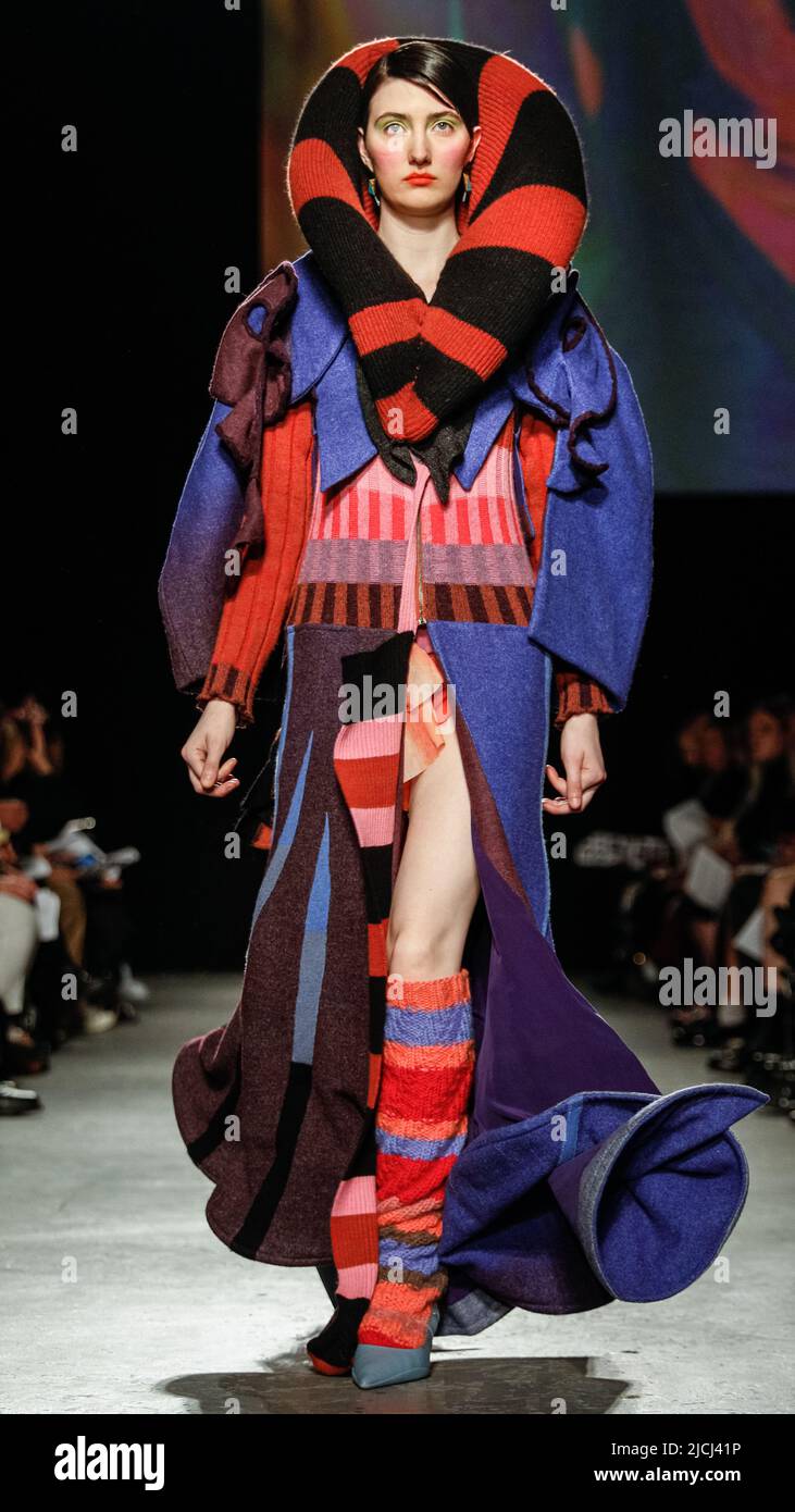 Londra, Regno Unito. 13th giugno 2022. Gli alunni dell'Università di Westminster e i laureati della BA Fashion presentano il loro lavoro in una sfilata che fa parte della London Fashion Week. I progettisti mostrati sono Yani Bridge, Haemin, Lily Willan, Grace Kwan, Steph Birtles, Lucy Higgens, Christy Higgs, Eduardo Moreira, Maya Magnay, Owen Snaith, Mel Hewgill, NAHNAH di Hannah Salmon, Jiao Xie, Sarah Dowie. Credit: Imagplotter/Alamy Live News Foto Stock