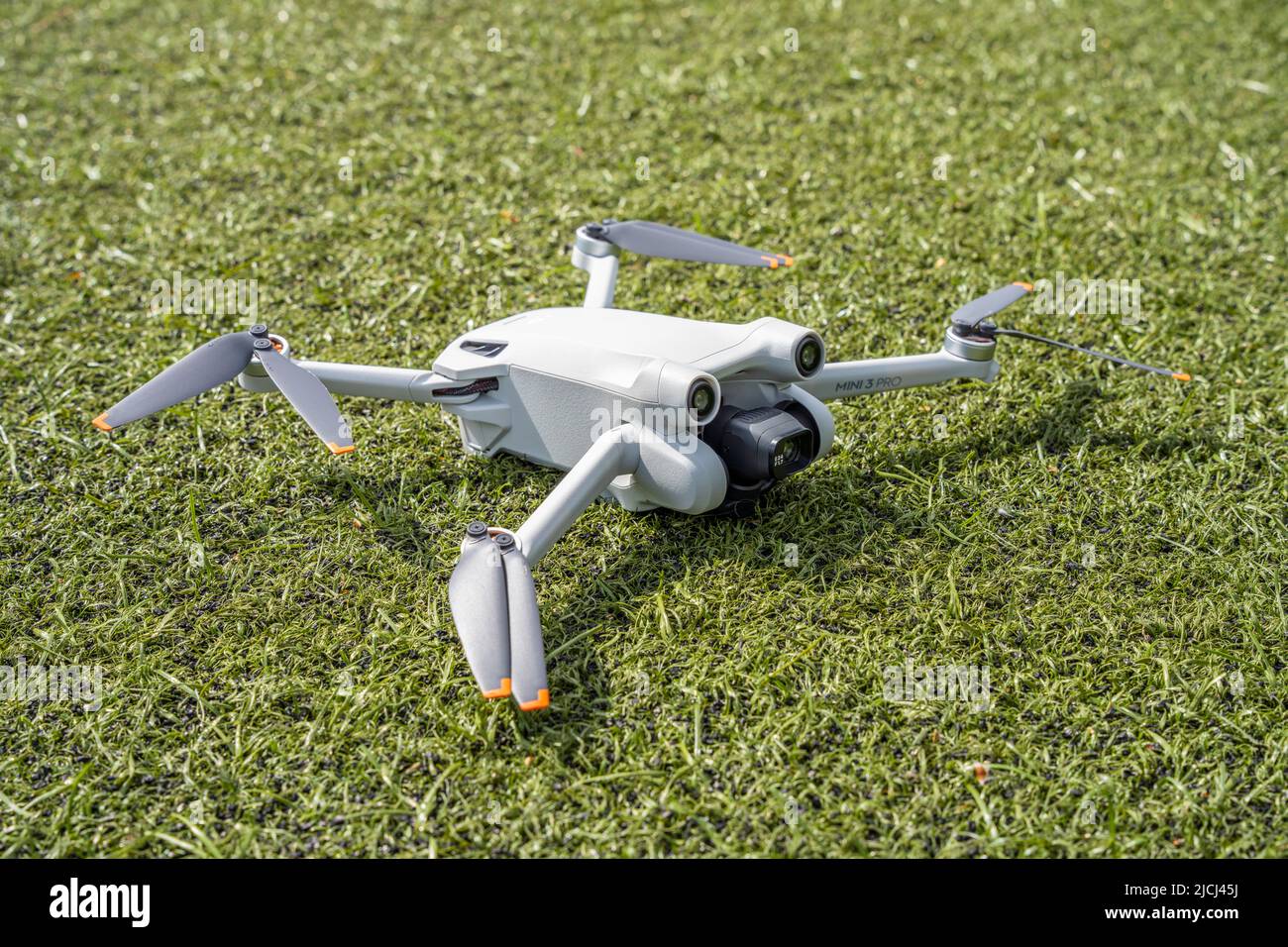 DJI Mini 3 Pro poggiato a terra Foto Stock
