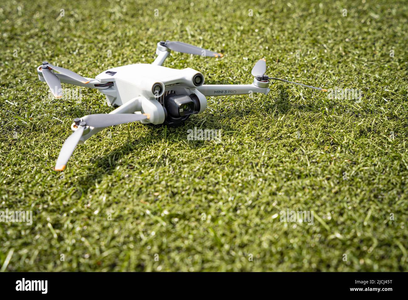 DJI Mini 3 Pro poggiato a terra Foto Stock