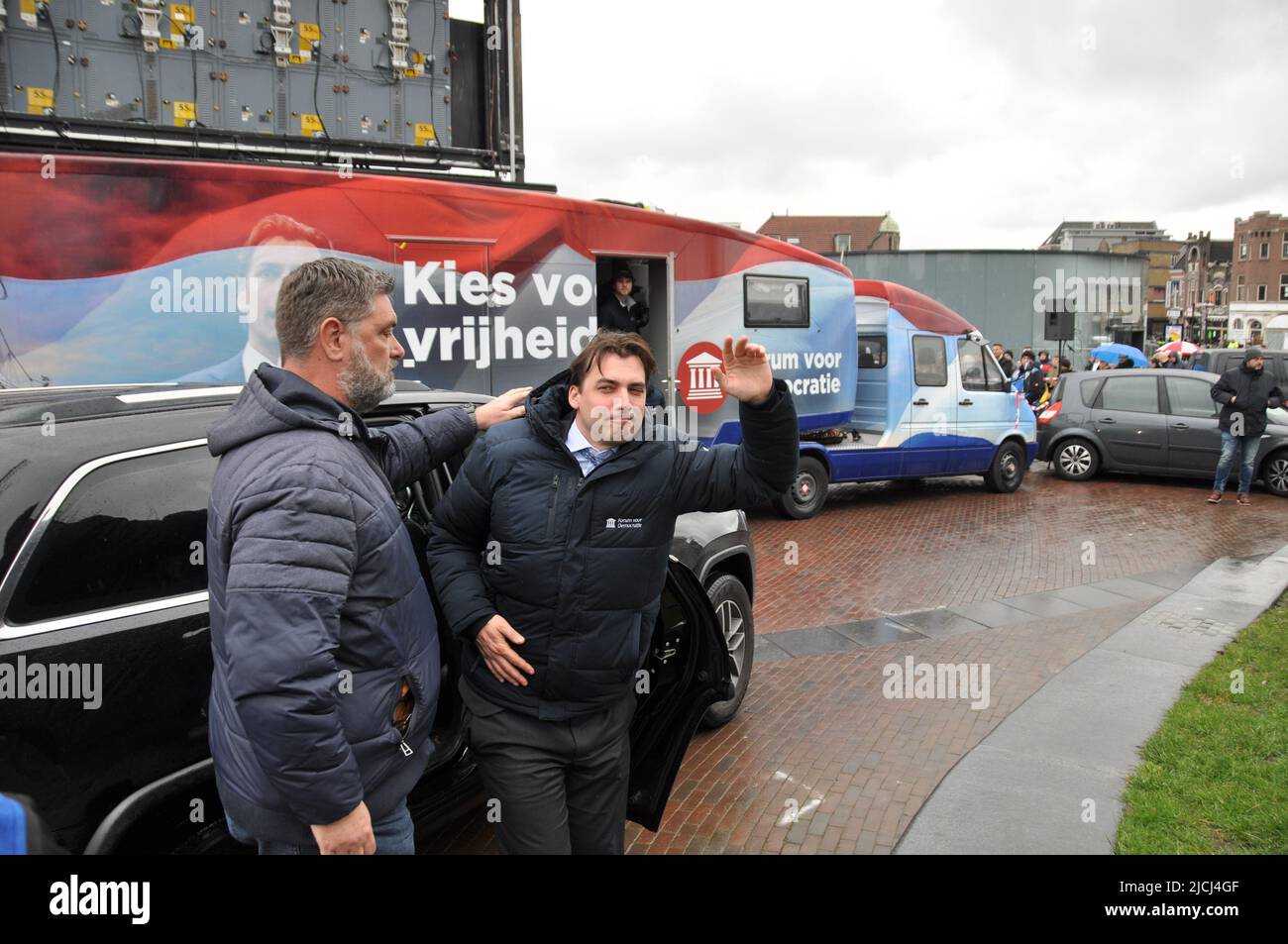 03-16-2021.Leiden,Netherlands.Dutch politico Thierry Baudet parlare ad un rally di Forum voor Democratie, un olandese ala destra / partito conservatore. C'era una piccola protesta contro il rumore dell'ala sinistra, ma erano tenuti lontani dalla folla. Alla fine del raduno la polizia li ha tenuti separati e ha liberato la piazza Foto Stock