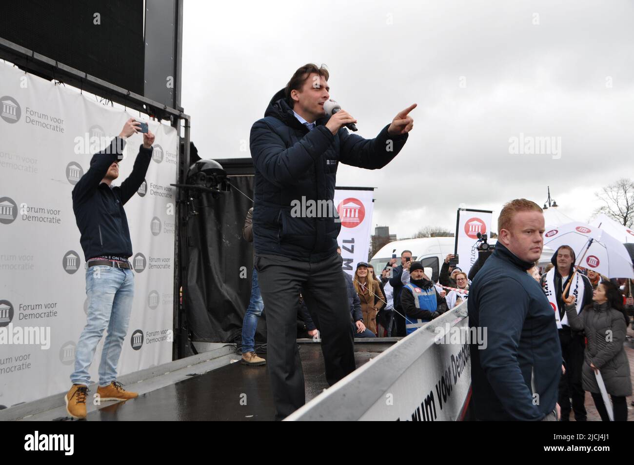 03-16-2021.Leiden,Netherlands.Dutch politico Thierry Baudet parlare ad un rally di Forum voor Democratie, un olandese ala destra / partito conservatore. C'era una piccola protesta contro il rumore dell'ala sinistra, ma erano tenuti lontani dalla folla. Alla fine del raduno la polizia li ha tenuti separati e ha liberato la piazza Foto Stock