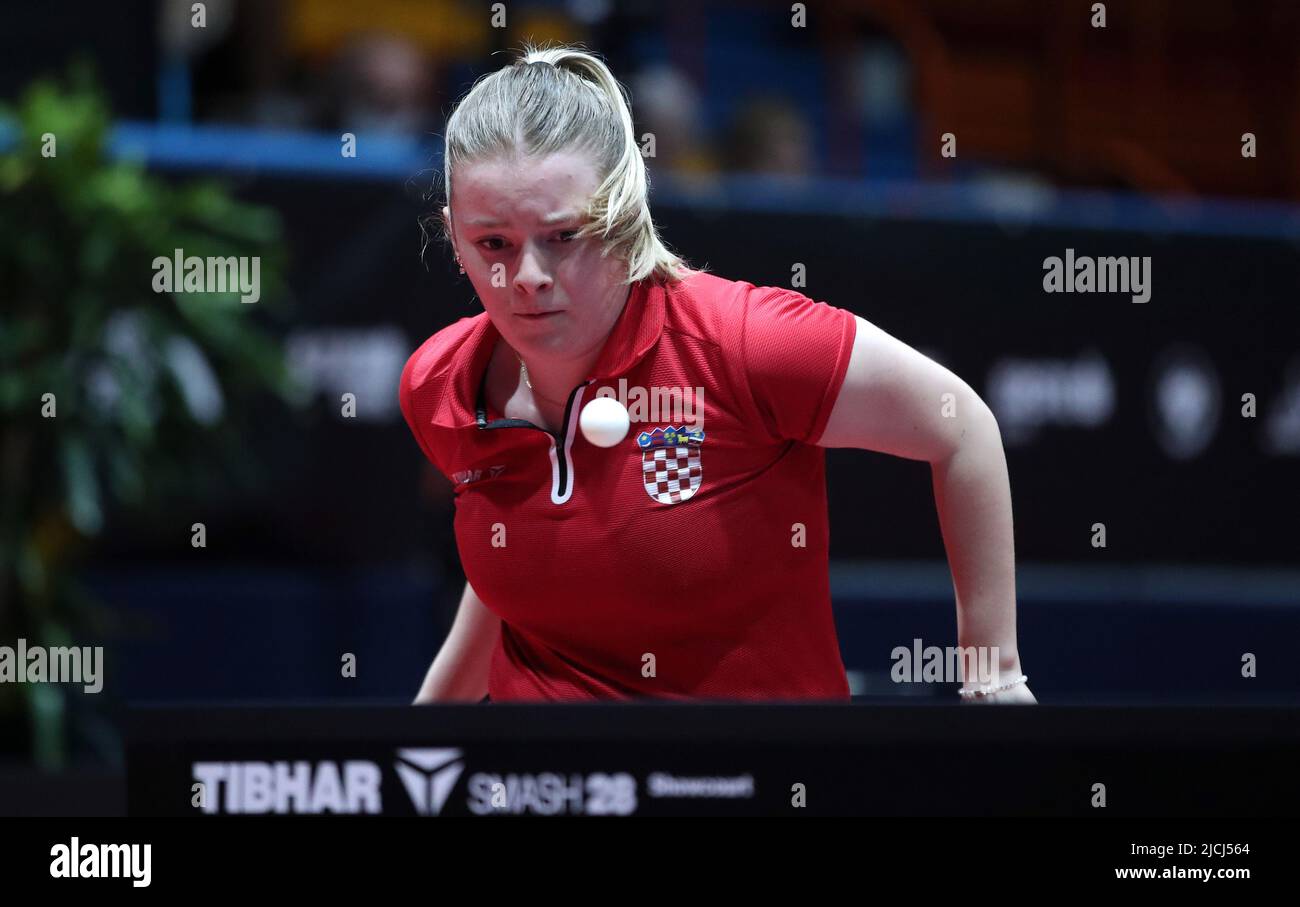 Zagabria, Croazia, 13 giugno 2022. Hana Arapovic della Croazia in azione contro Anna Kirichenko della Finlandia durante le Qualifiche del WTT contender Zagreb 2022 a Dom Sportova, a zagreb, Croazia, il 13 giugno 2022. Foto: Sanjin Strukic/PIXSELL Foto Stock