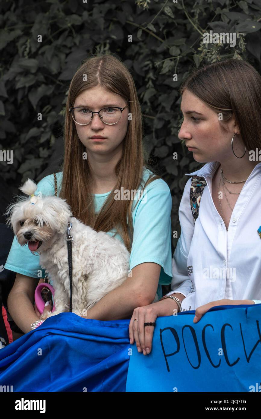 Sofia, Bulgaria, 13 giugno 2022: Due ragazze, una con un cane sulle mani, protestano contro l'aggressione russa in Ucraina. Sostenere l'Ucraina, Stand Foto Stock