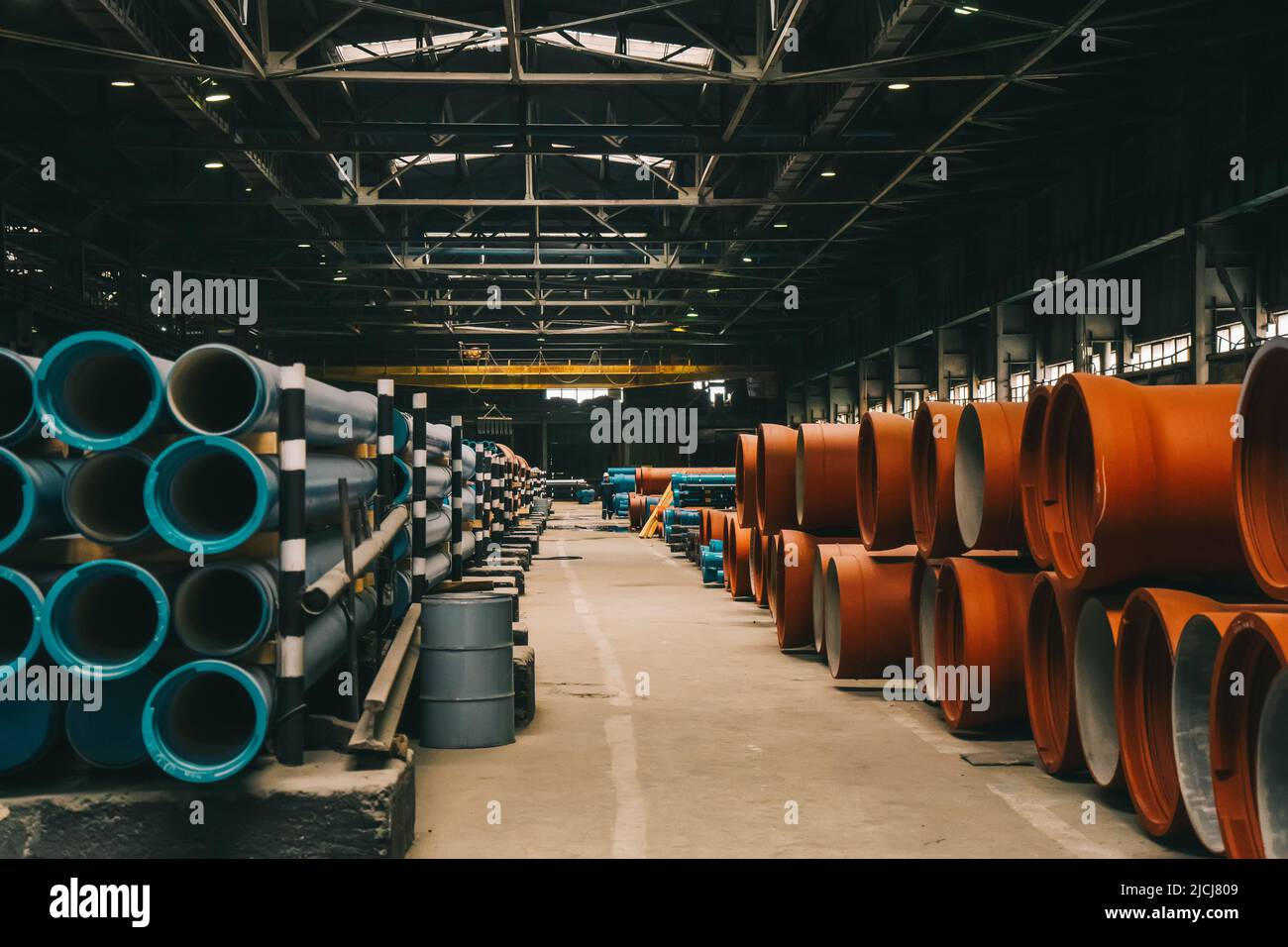 Pacchi di tubi in ghisa per l'approvvigionamento idrico e la fognatura in magazzino di fabbrica. Foto Stock