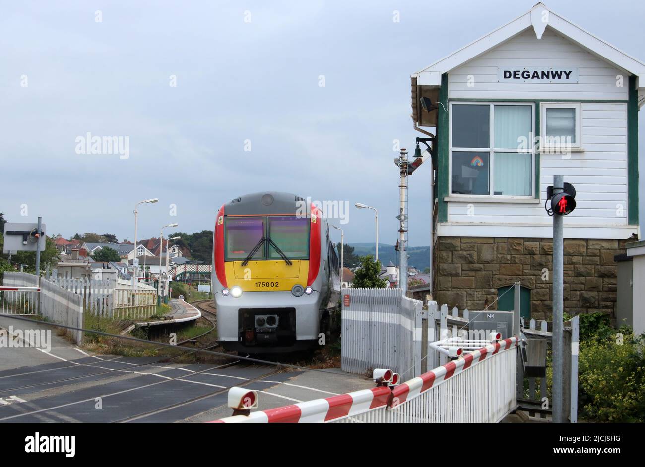 Trasporto per il Galles Coradia 1000 due auto diesel multi-unità, numero 175002, lasciando la stazione di Deganwy e passando la cassa di segnalazione il 6th giugno 2022. Foto Stock