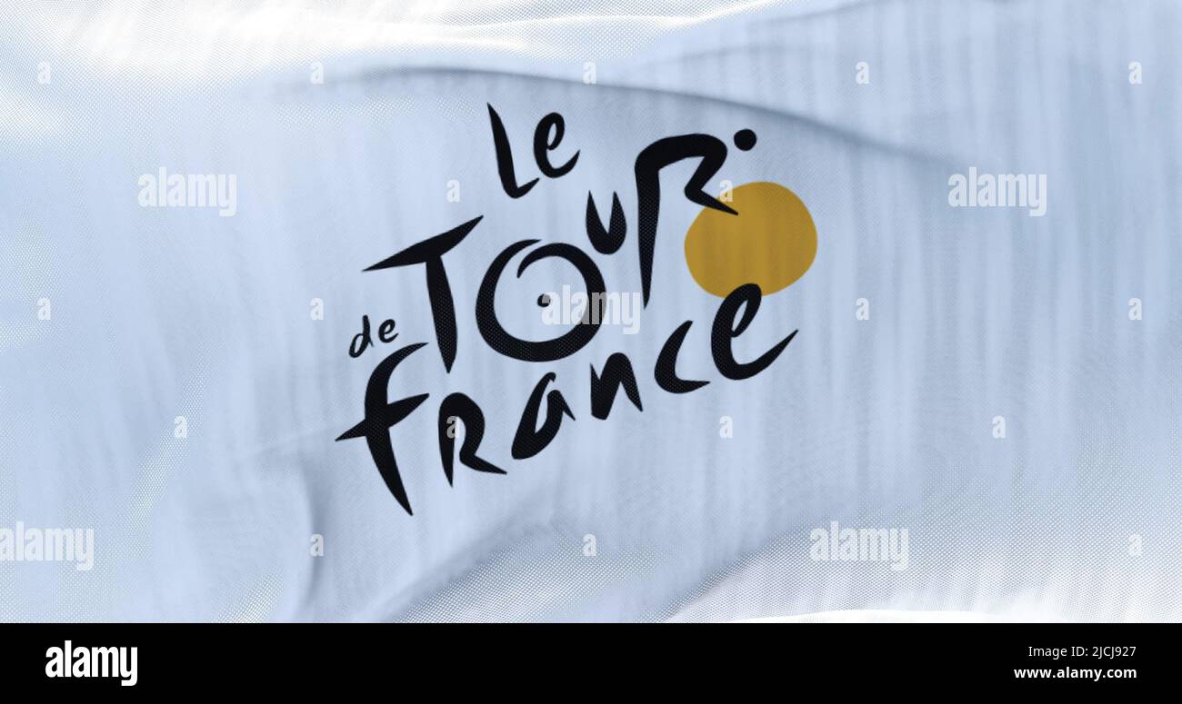 Parigi, Francia, giugno 2022: Bandiera con il logo Tour de France ondeggiante. Il Tour de France è l'evento ciclistico più importante dell'anno e uno dei Foto Stock
