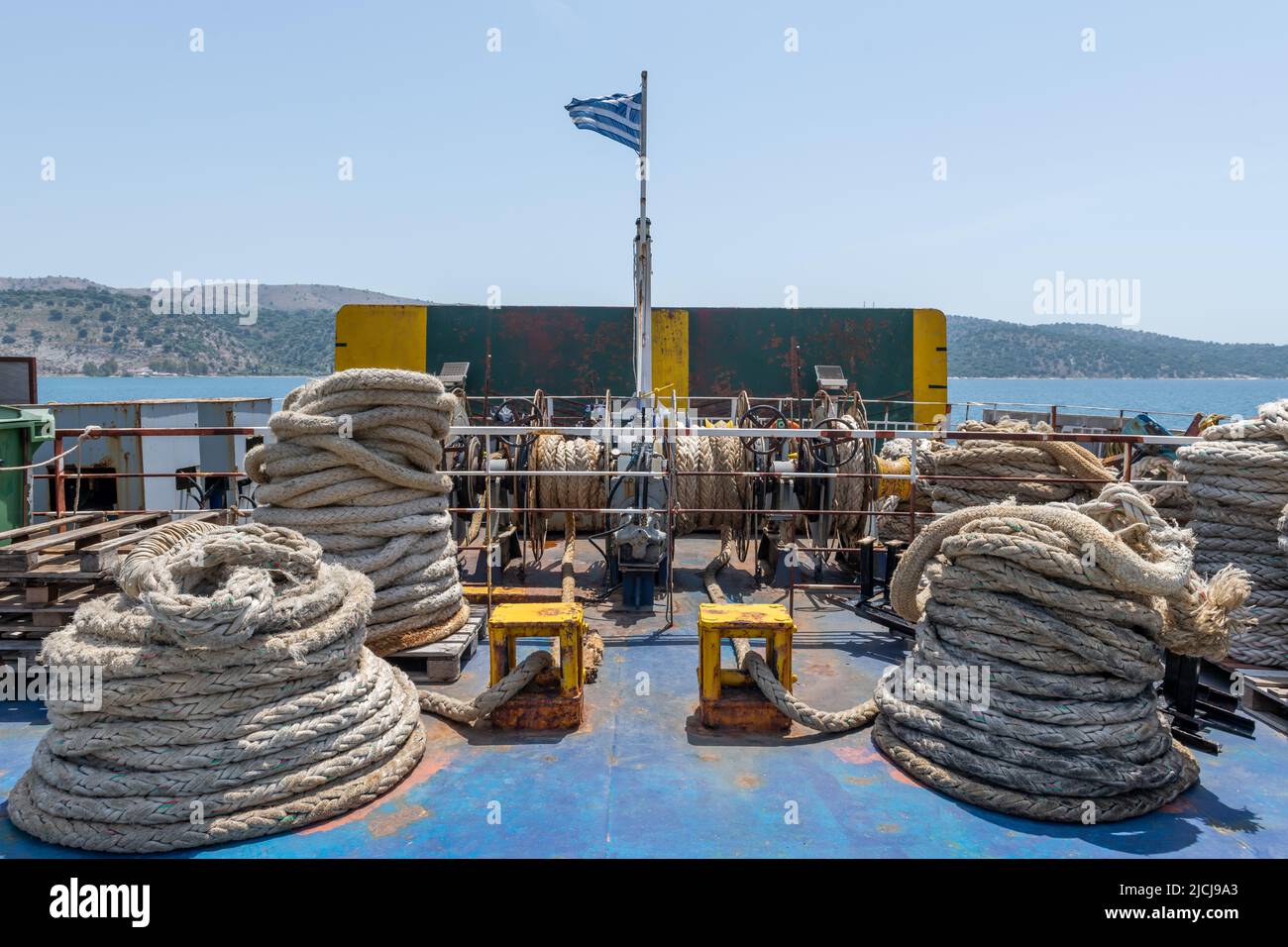 Funi di ancoraggio per impieghi pesanti a bordo di un traghetto greco. Foto Stock