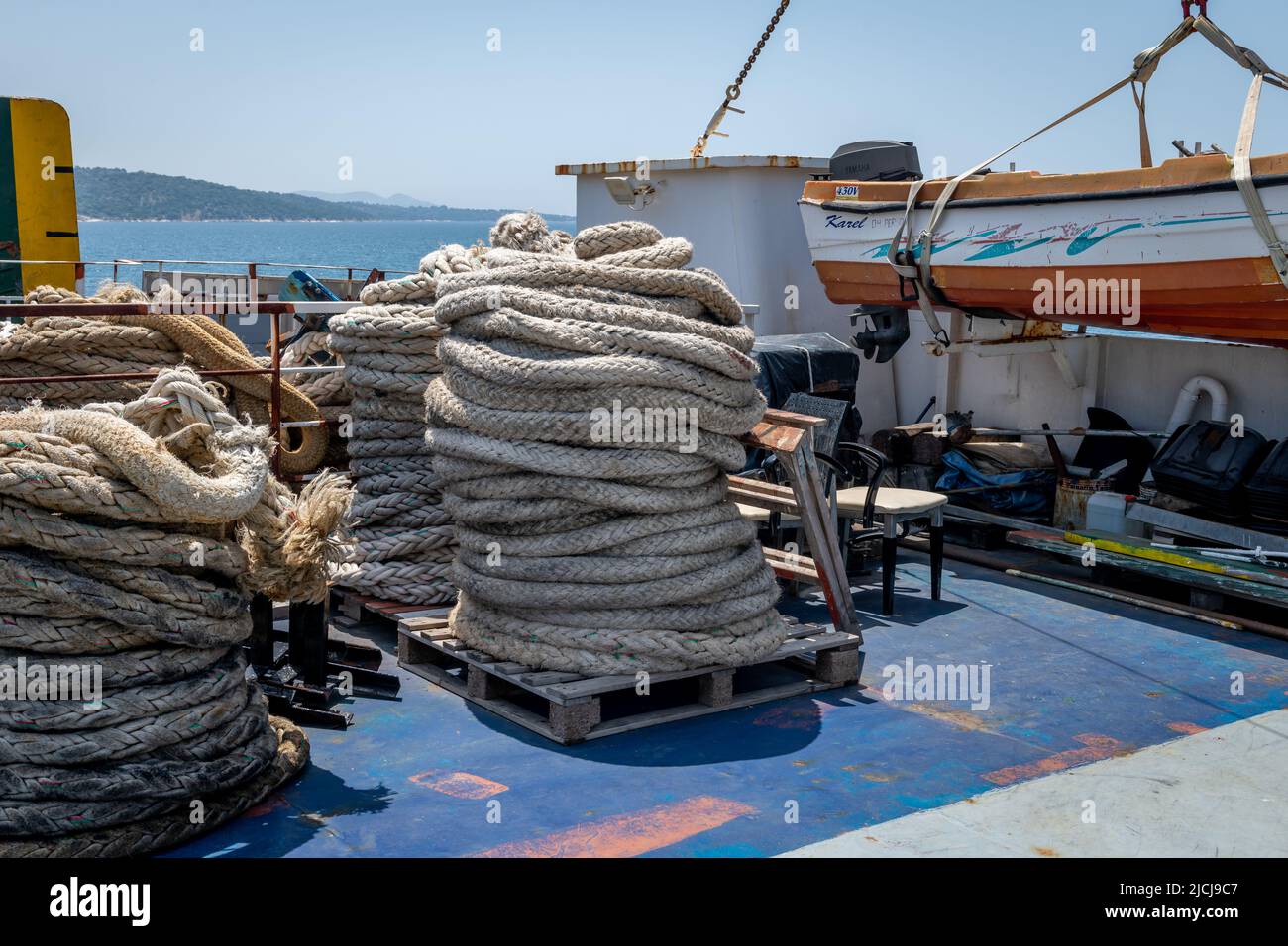 Mar Ionio, Grecia-05.24.2022. Funi per servizi pesanti a bordo di un traghetto greco. Foto Stock
