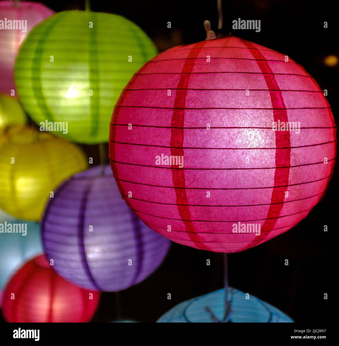 Lanterne di carta multicolore per Capodanno cinese Foto Stock