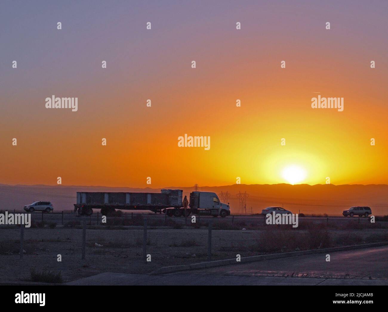 Camion e auto sull'Interstate 5 nella California meridionale al tramonto. Foto Stock