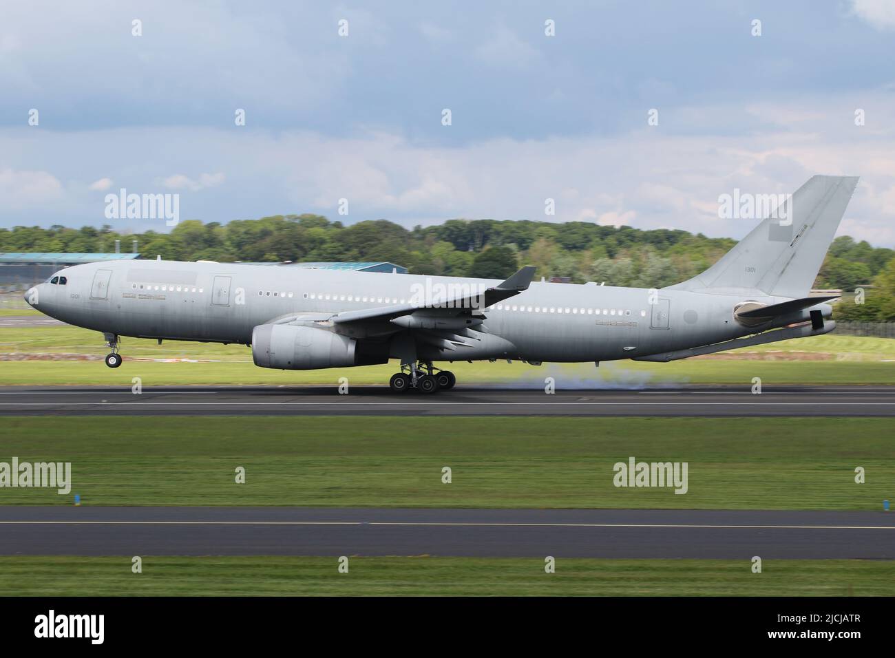 1301, un Airbus A330 MRTT (trasporto con petroliere multirole) gestito dall'aviazione degli Emirati Arabi Uniti, che arriva all'aeroporto internazionale di Prestwick in Ayrshire, Scozia. Ad eccezione del numero di serie, l'aeromobile era stato spazzato via da tutti i titoli e le insegne militari. Foto Stock