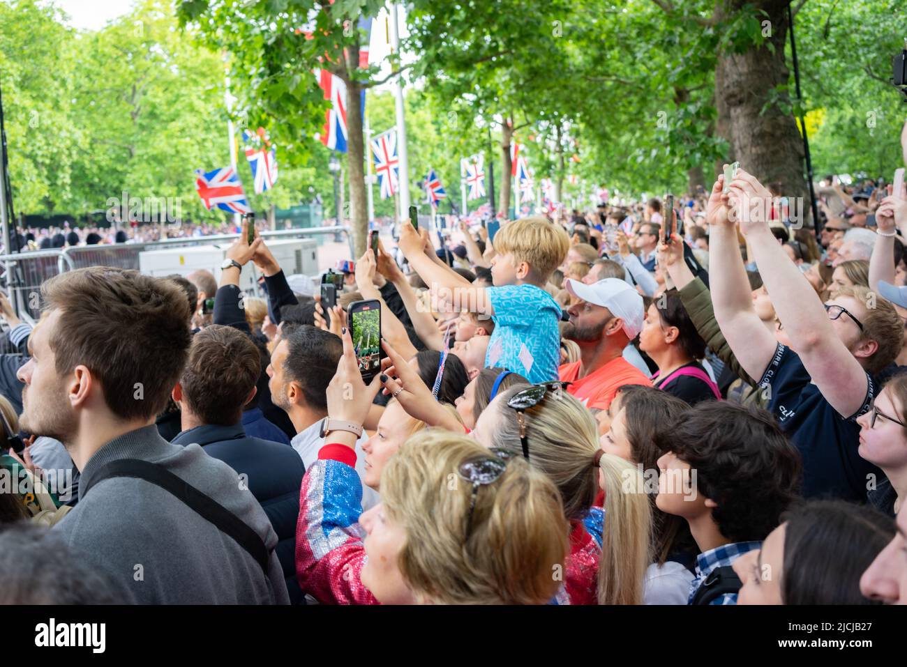 La folla sul Mall a Londra, Inghilterra, registrando la processione Platinum Jubilee della Regina Elisabetta II in corso di celebrazione nel 2022 Foto Stock