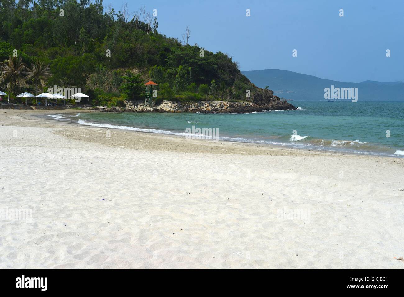 Spiaggia tropicale con sabbia bianca in Vietnam Foto Stock