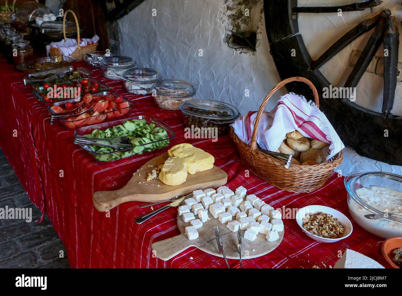 Shkoder, Albania - 28.07.2017: Colazione a buffet di formaggi locali albanesi, verdure, olive, pane, burro sul tavolo nella storica Traduita Foto Stock