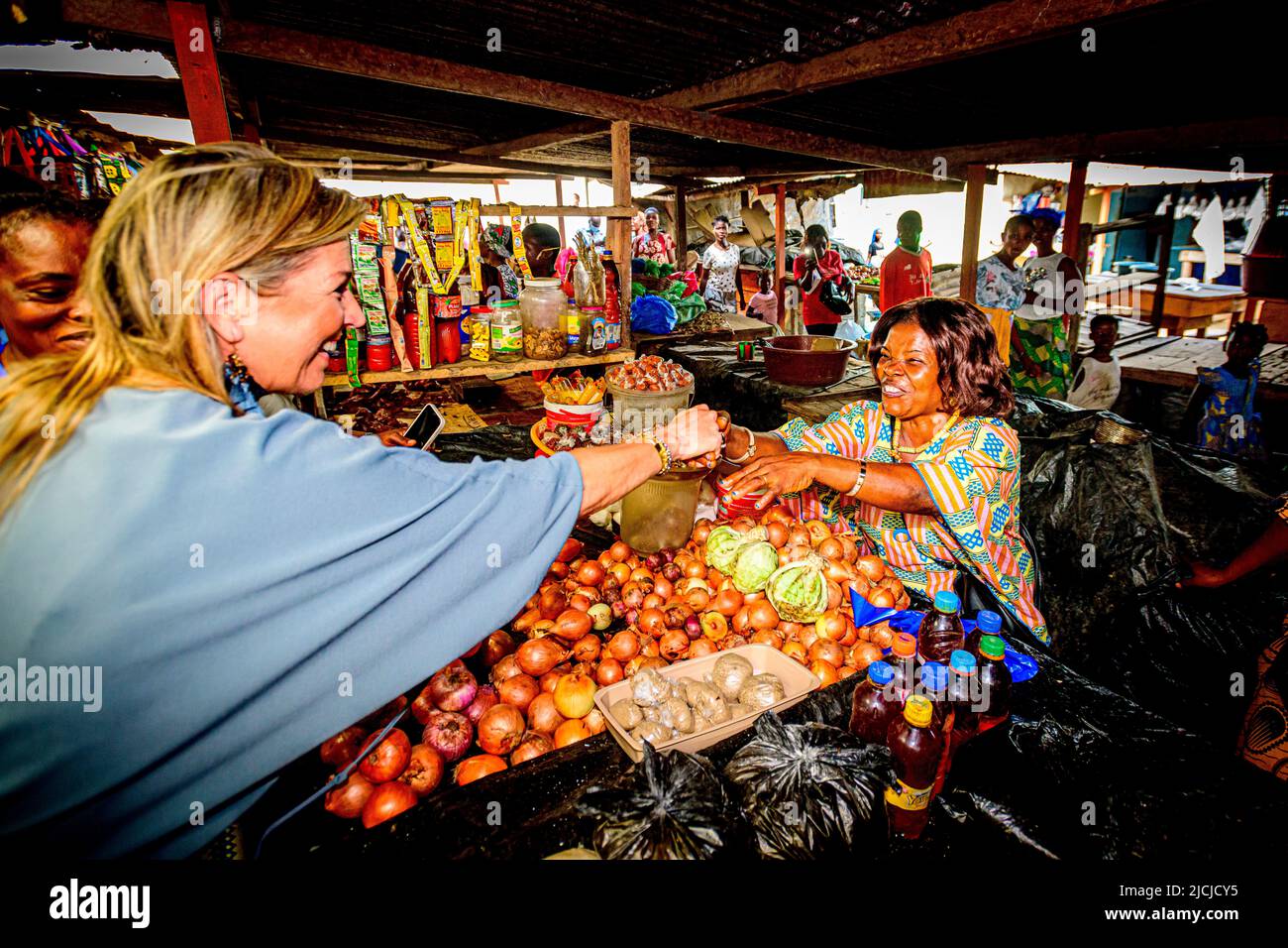 Abidjan, Costa d'Avorio. 12th giugno 2022. Regina Maxima dei Paesi Bassi visita Care Village risparmio & prestiti Associazioni ad Abidjan, Costa d'Avorio, 12 giugno 2022. Care ha collaborato con l'istituto di microfinanza Advans per offrire ai VSLA e ai loro membri la possibilità di iscriversi ai servizi finanziari digitali. La Regina Maxima visita la Costa d Avorio in qualità di Segretario delle Nazioni Unite Generalâs Avvocato Speciale per le Finanze inclusive per lo sviluppo. Credit: Patrick van Katwijk/dpa/Alamy Live News Foto Stock