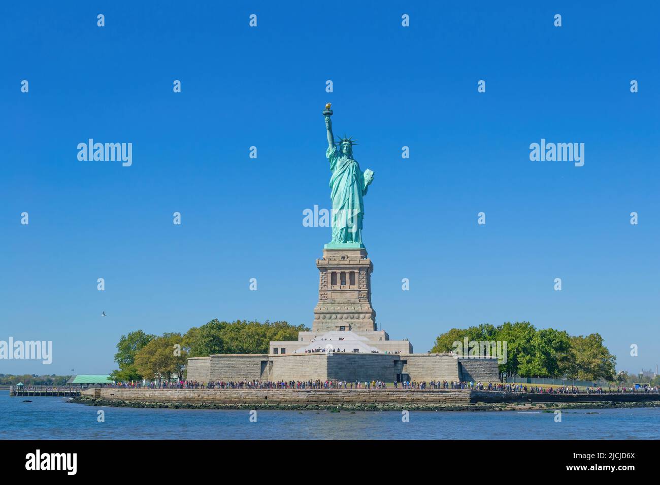 Splendida vista sulla famosa Statua della libertà e Manhattan sullo sfondo. Liberty Island nel porto di New York a New York Foto Stock