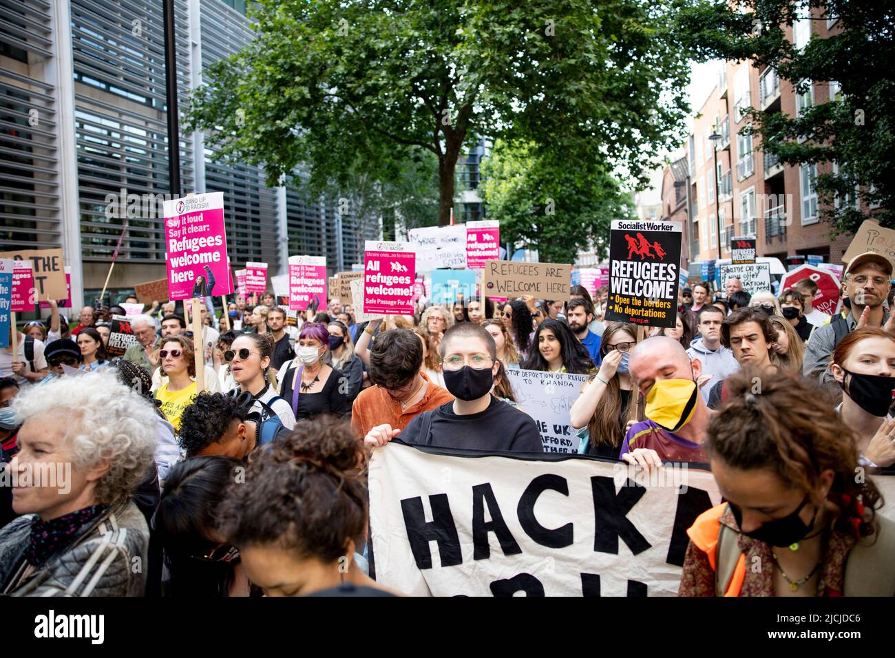 Londra, Regno Unito. 13th giugno 2022. I manifestanti tengono dei cartelli che esprimono il loro parere durante la dimostrazione. Diverse centinaia di manifestanti dimostrano al di fuori del proprio ufficio di opporsi ai piani di deportazione offshore dal governo britannico per deportare i richiedenti asilo in Ruanda. L'appello contro la decisione dell'alta corte è fallito stamattina e il primo volo di espulsione è previsto per il 14th giugno 2022 con 8 persone, comprese le nazionalità iraniane, irachene, albanesi e siriane. (Foto di Hesther ng/SOPA Images/Sipa USA) Credit: Sipa USA/Alamy Live News Foto Stock