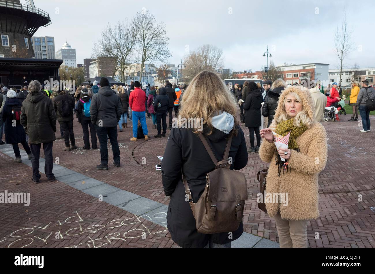 29-11-2020 Leiden, Paesi Bassi. Protesta contro la vaccinazione. Una folla molto mista ha avuto una protesta pacifica durante le restrizioni covide Foto Stock