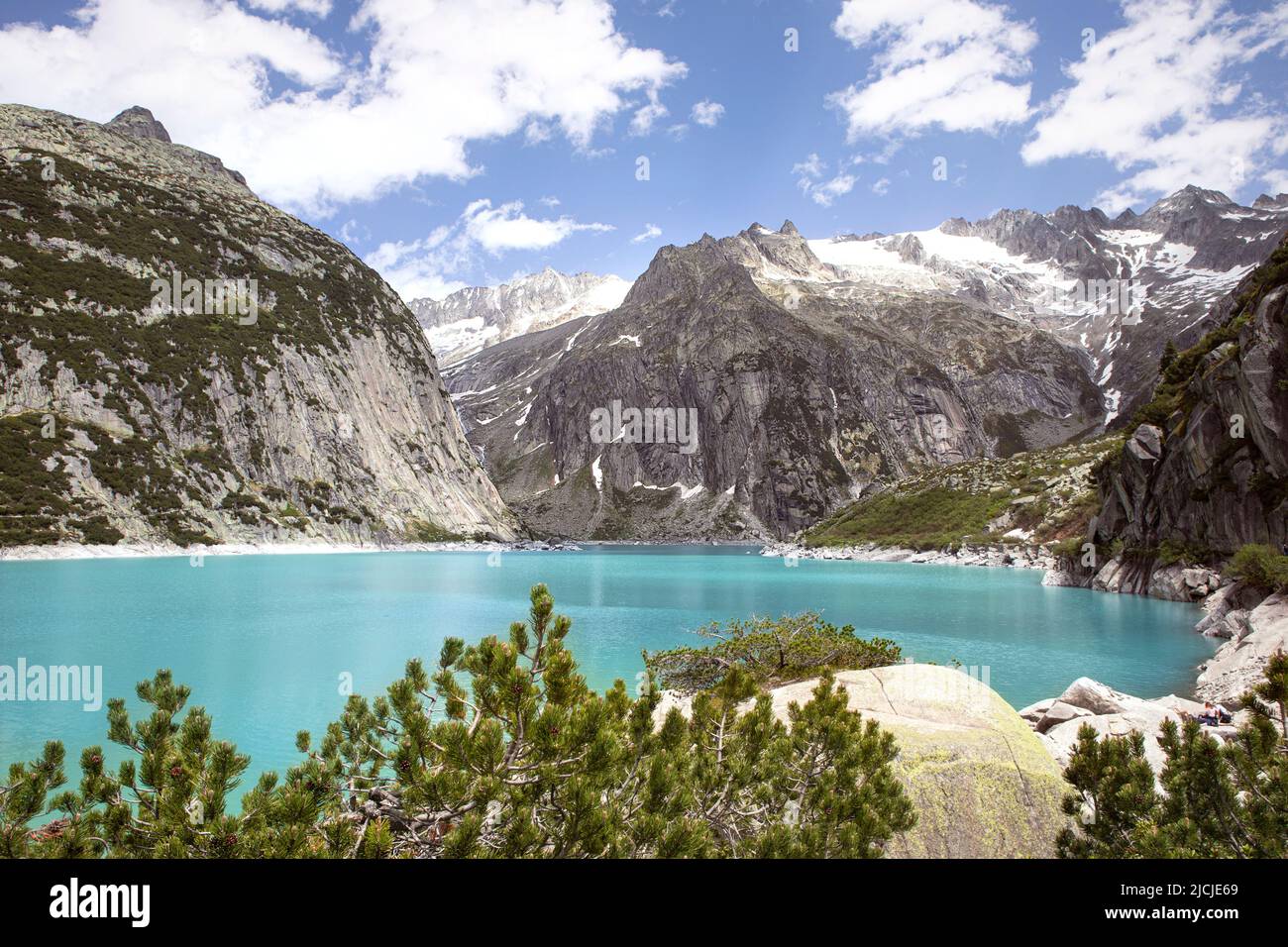 Gelmer Lake, Gelmersee d'estate. Bellissimo paesaggio in alta montagna con lago d'acqua turchese nelle alpi svizzere. Foto Stock