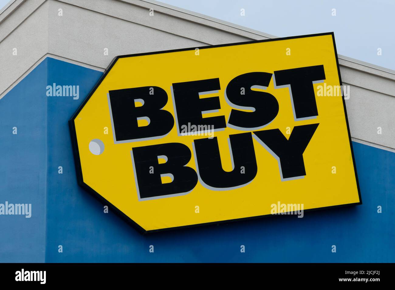 MINNEAPOLIS, MN, USA - 12 GIUGNO 2022:Best Buy Retail Store Exterior e logo del marchio. Foto Stock