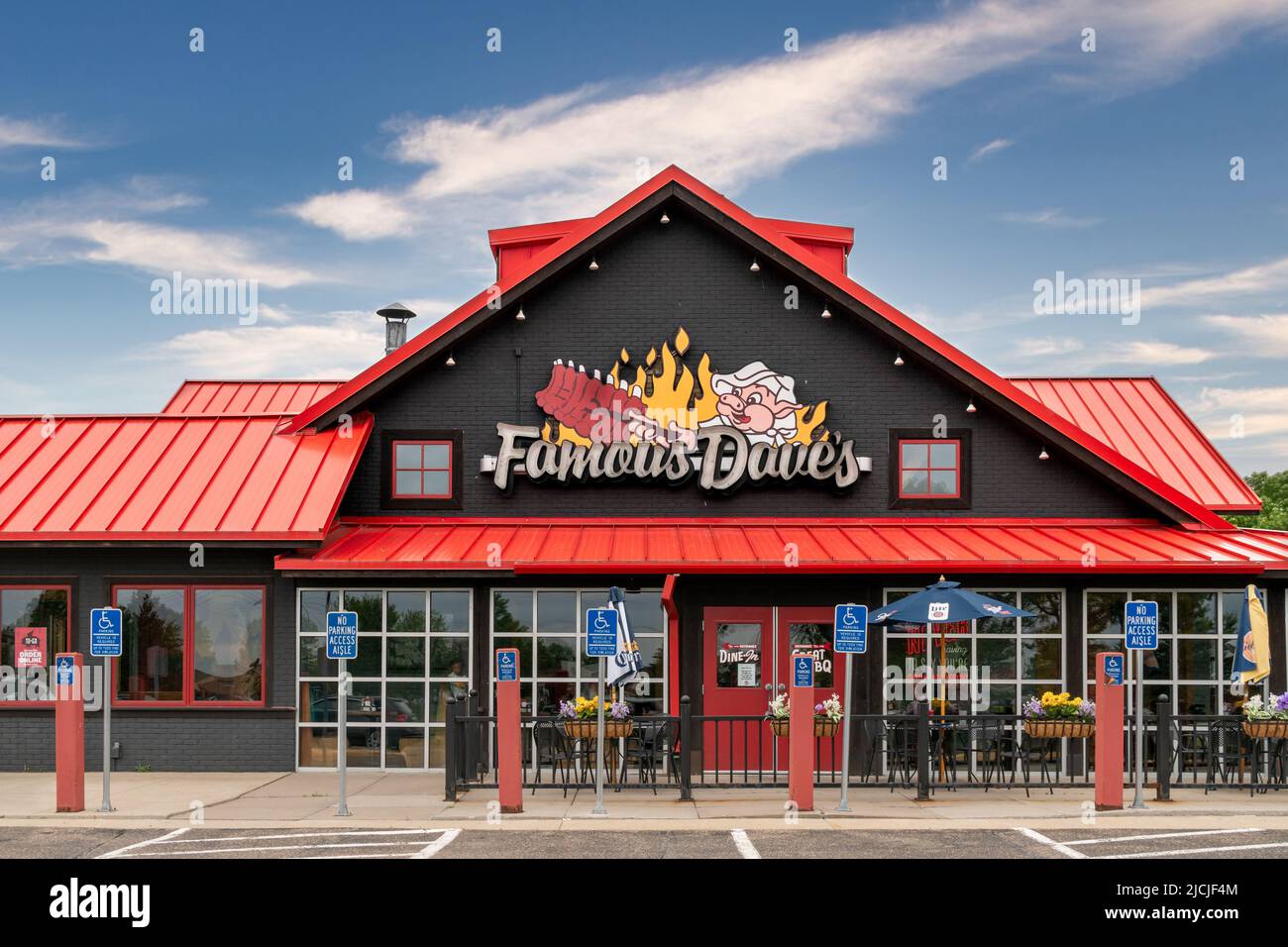 MINNEAPOLIS, MN, USA - 12 GIUGNO 2022:Famous Dave's barbecue resturaunt esterno e logo del marchio. Foto Stock