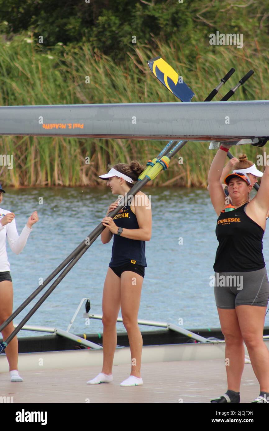 2022 University of Michigan Womens team a Big Ten gara di regata invitazionale Sarasota Florida nathan Benderson Park equipaggio 4 8 persone barche veloce Foto Stock