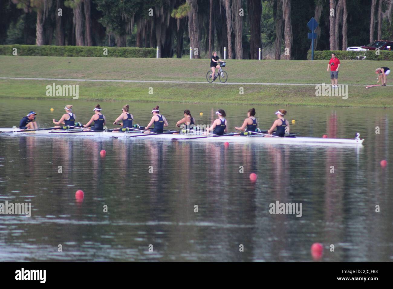 2022 University of Michigan Womens team a Big Ten gara di regata invitazionale Sarasota Florida nathan Benderson Park equipaggio 4 8 persone barche veloce Foto Stock