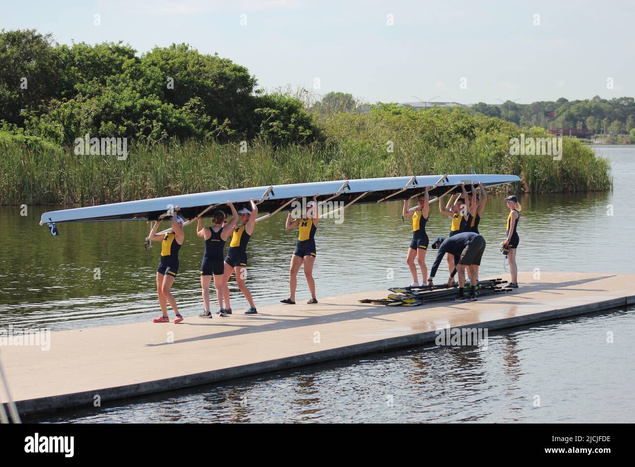 2022 University of Michigan Womens team a Big Ten gara di regata invitazionale Sarasota Florida nathan Benderson Park equipaggio 4 8 persone barche veloce Foto Stock