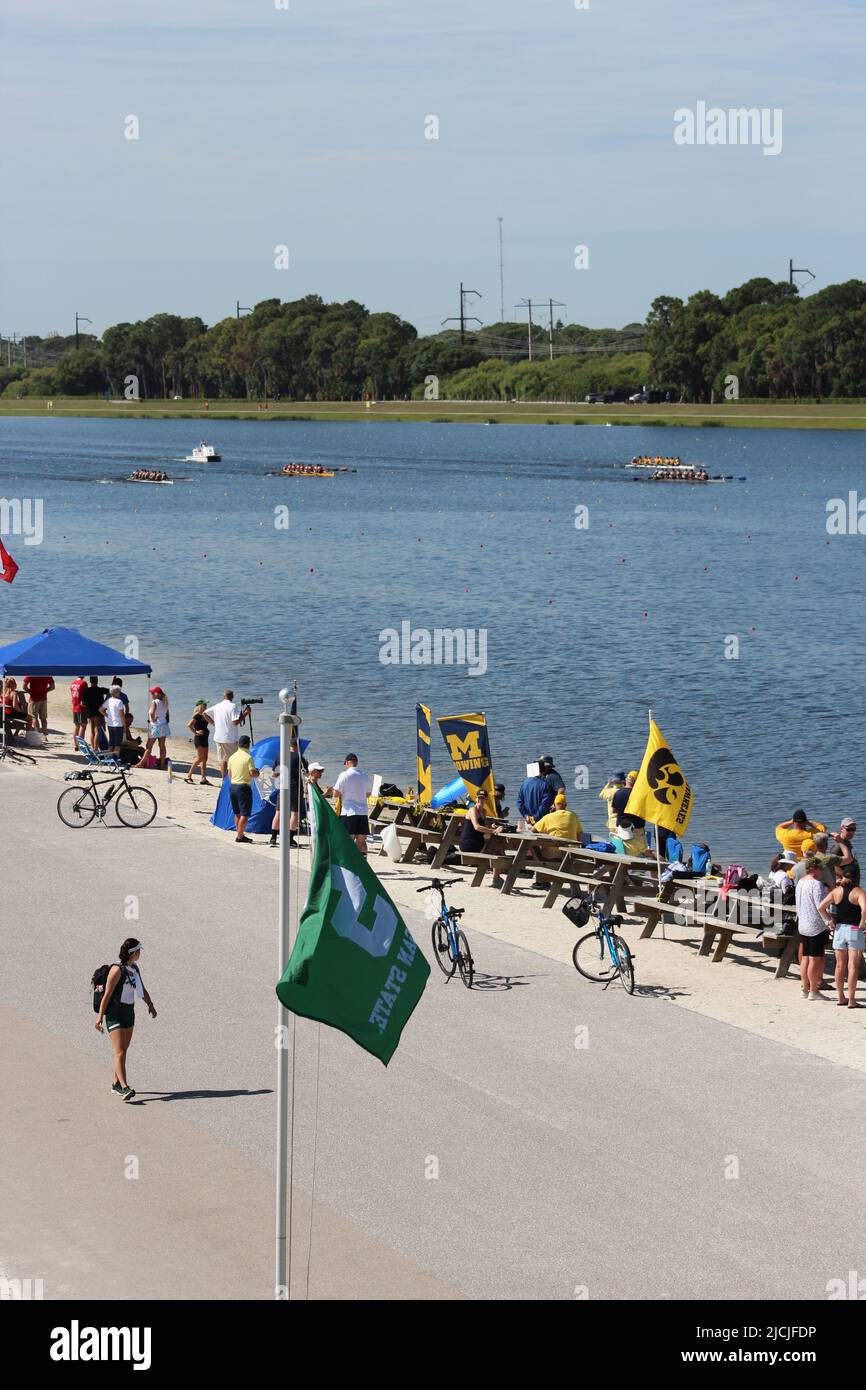 2022 University of Michigan Womens team a Big Ten gara di regata invitazionale Sarasota Florida nathan Benderson Park equipaggio 4 8 persone barche veloce Foto Stock