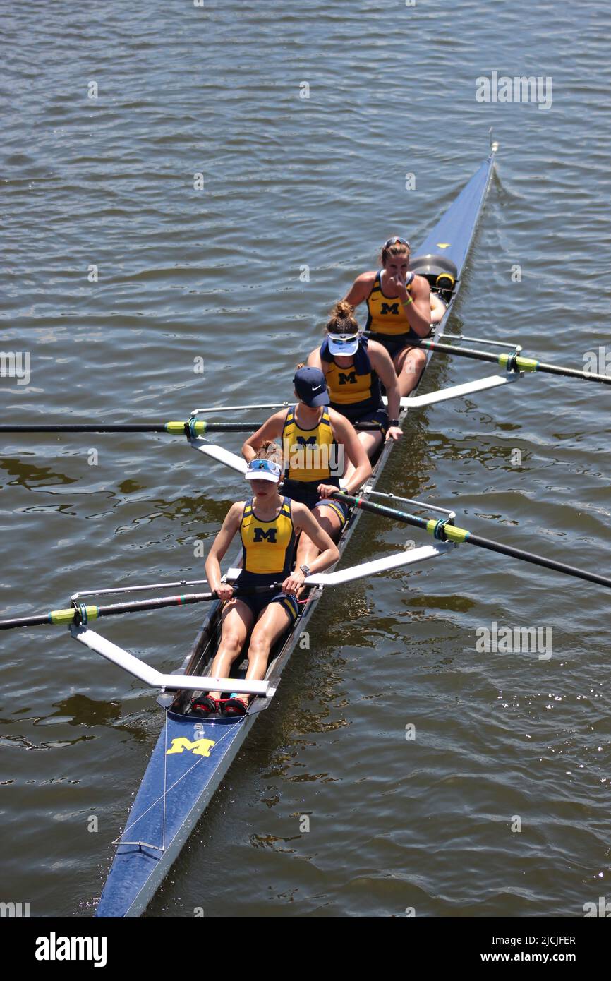 2022 University of Michigan Womens team a Big Ten gara di regata invitazionale Sarasota Florida nathan Benderson Park equipaggio 4 8 persone barche veloce Foto Stock