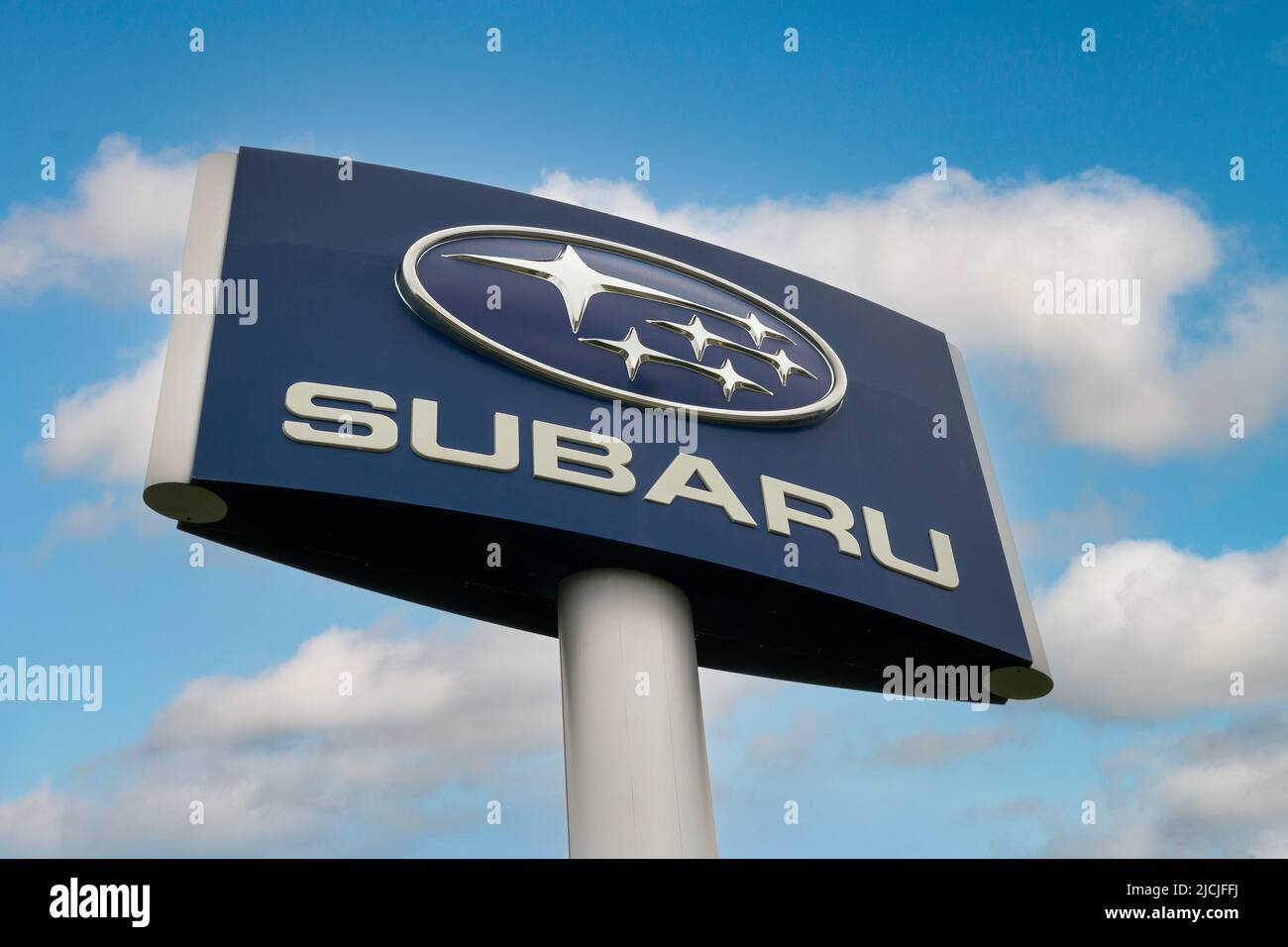 MINNEAPOLIS, MN, USA - 12 GIUGNO 2022: Il logo del marchio e della concessionaria automobilistica Subaru. Foto Stock