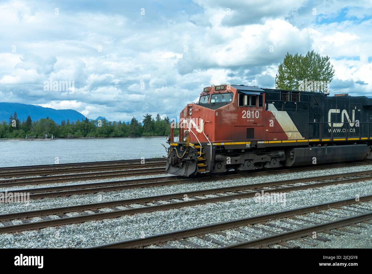 Canadian National Railway treno merci che viaggia in zona rurale. Foto Stock